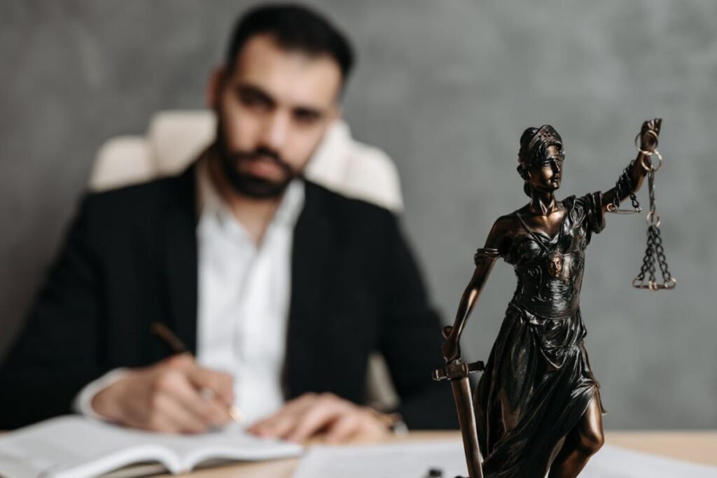 İdare Hukuku Avukatı Kimdir?